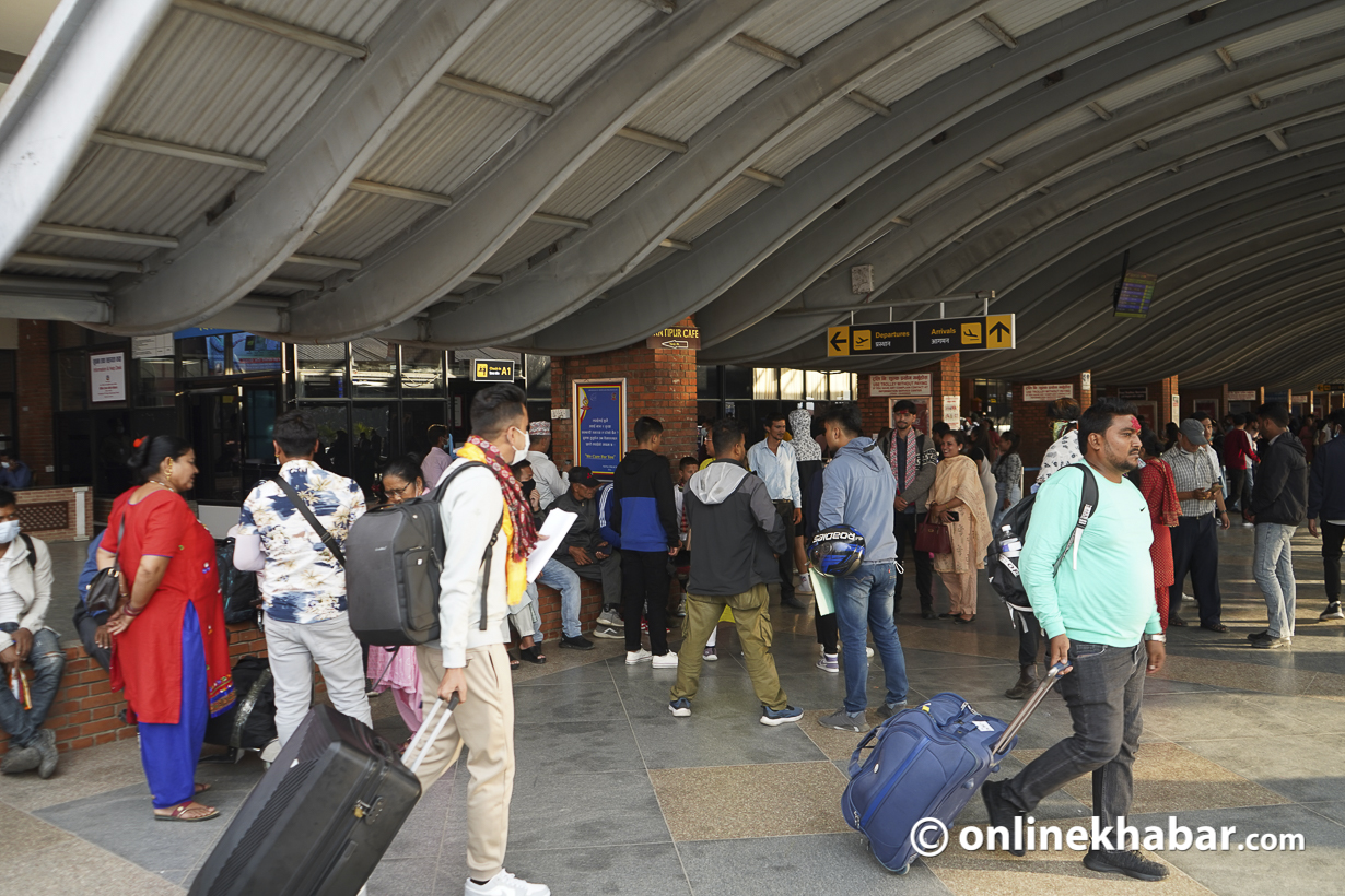 सरकारको विरोधाभास : एकातिर ‘फ्रि भिसा, फ्रि टिकट’, अर्कातिर विदेश जान ऋण