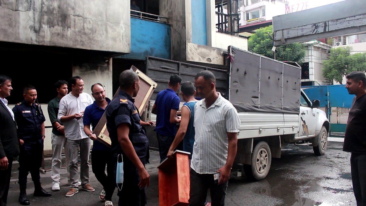 फ्युचर इम्प्लोइमेन्टद्वारा दरबारमार्ग प्रहरीलाई खाट र प्लाई प्रदान