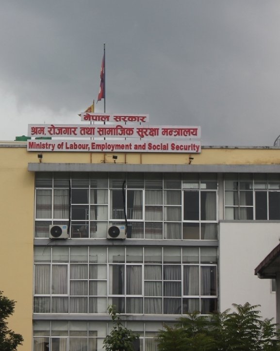 प्रधानमन्त्रीले नै सम्हाल्दा श्रम मन्त्रालय ओझेलमा